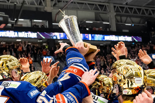 Växjös spelare jublar med LeMat pokalen