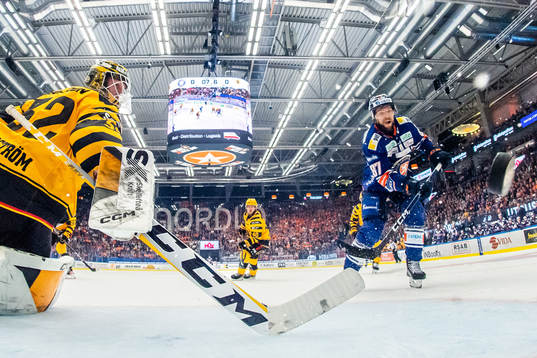 Växjös Robert Rosén gör 1-0 målet bakom Skellefteås