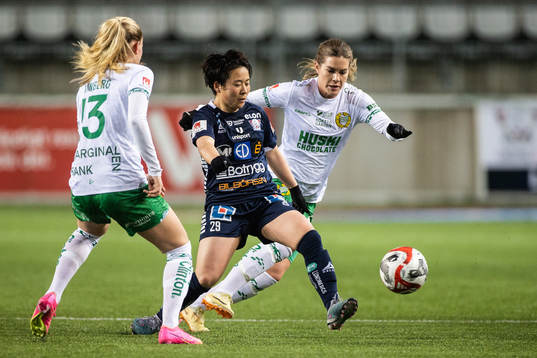 Linköpings Yuka Momiki och Hammarbys Hanna Folkesson