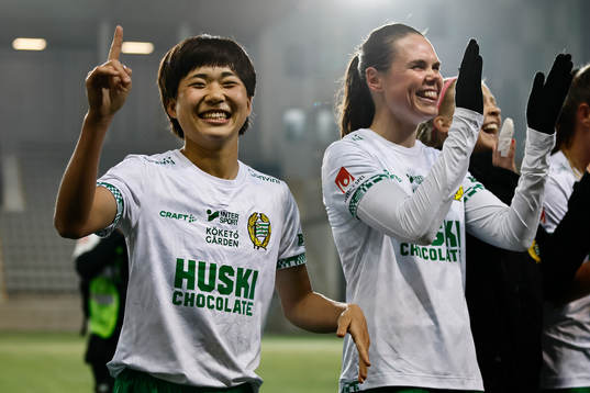 Hammarbys Maika Hamano jublar