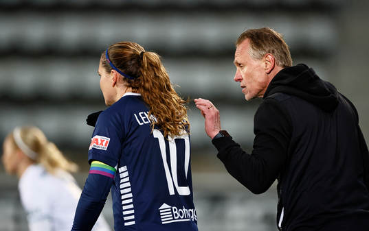 Linköpings Emma Lennartsson får instruktioner av tränare
