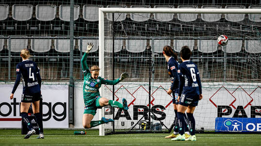 Mål 1-2 förbi Linköpings målvakt Cajsa Andersson