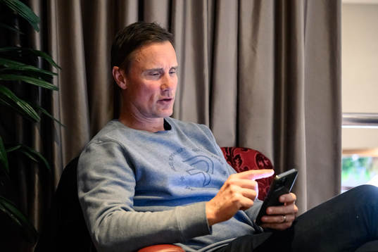 Frölundas tränare Roger Rönnberg blir intervjuad