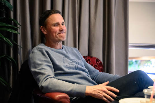 Frölundas tränare Roger Rönnberg blir intervjuad