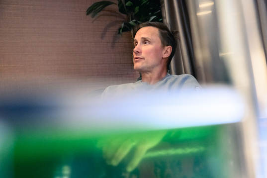 Frölundas tränare Roger Rönnberg blir intervjuad