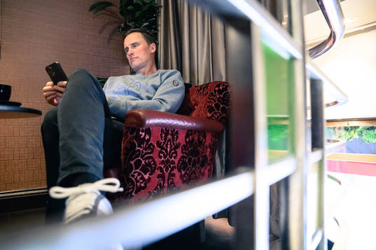 Frölundas tränare Roger Rönnberg blir intervjuad