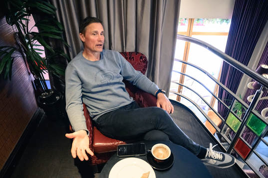 Frölundas tränare Roger Rönnberg blir intervjuad