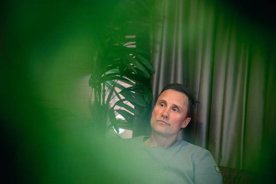 Frölundas tränare Roger Rönnberg blir intervjuad