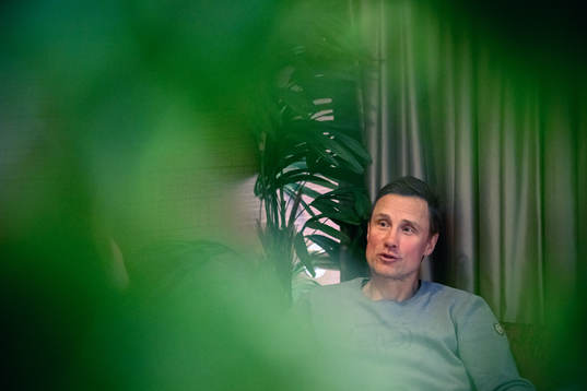 Frölundas tränare Roger Rönnberg blir intervjuad