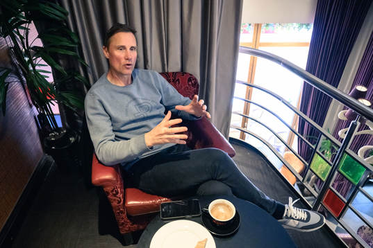 Frölundas tränare Roger Rönnberg blir intervjuad