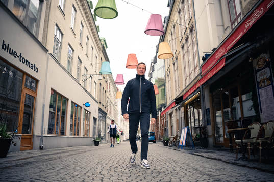 Frölundas tränare Roger Rönnberg blir intervjuad