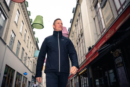 Frölundas tränare Roger Rönnberg blir intervjuad
