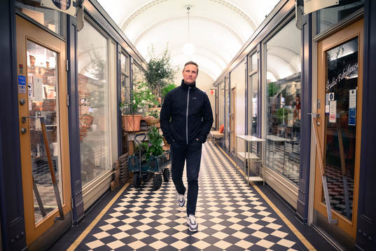 Frölundas tränare Roger Rönnberg blir intervjuad