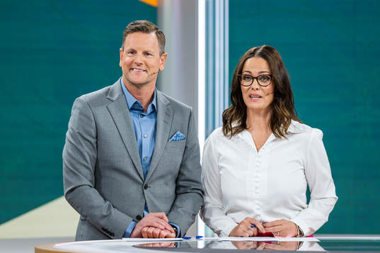 Niklas Jihde och Suzanne Sjögren i Viaplay studion