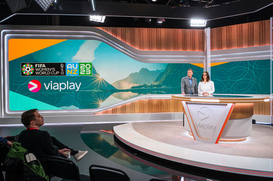 Niklas Jihde och Suzanne Sjögren i Viaplay studion