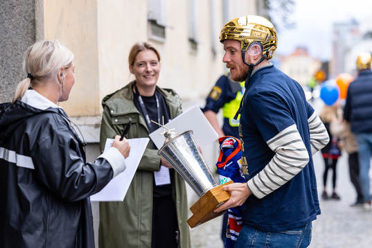 Erik Josefsson med LeMat pokalen