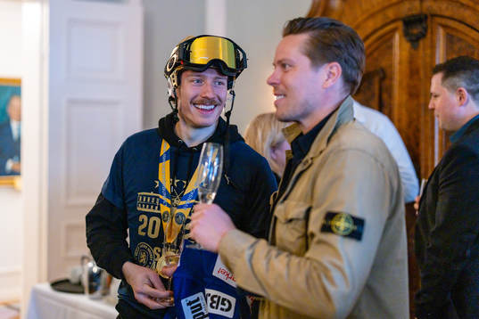 Emil Larmi och målvaktstränare Viktor Fasth