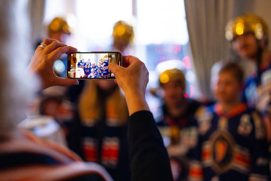 En supporter tar bild med sin telefon