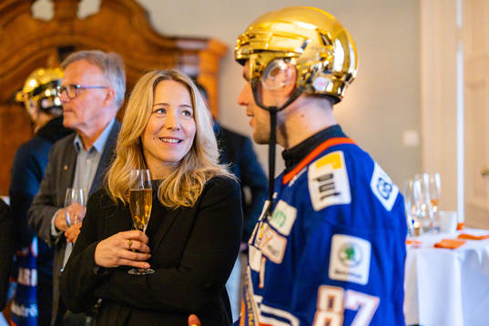 Ordförande Jennie Isberg pratar med Robert Rosén