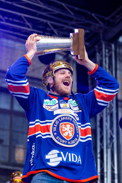 Erik Josefsson jublar med LeMat pokalen