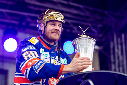Erik Josefsson jublar med LeMat pokalen