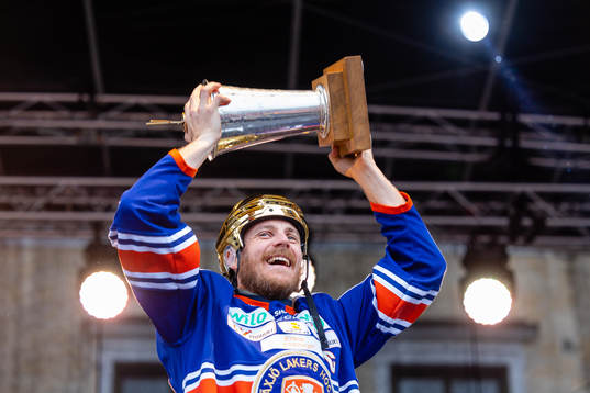 Erik Josefsson jublar med LeMat pokalen