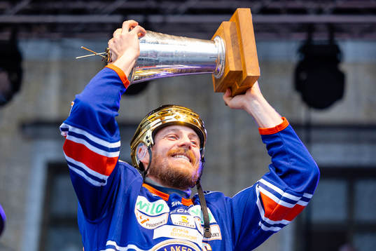 Erik Josefsson jublar med LeMat pokalen