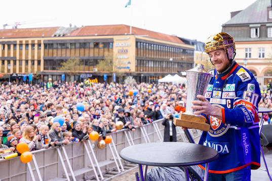 Erik Josefsson med LeMat pokalen