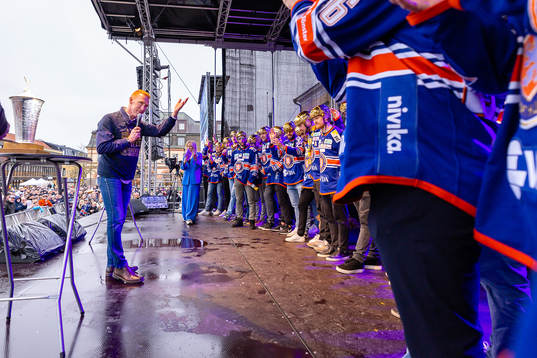 tränare Jörgen Jönsson håller tal till spelarna