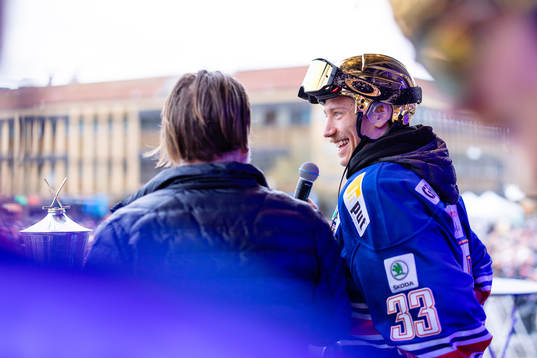 Målvakt Emil Larmi blir intervjuad