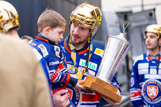Martin Lundberg med sin son och LeMat pokalen