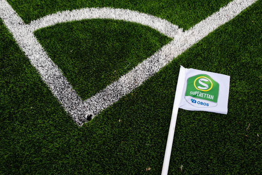 En hörnflagga med Superettans logotyp på konstgräset på