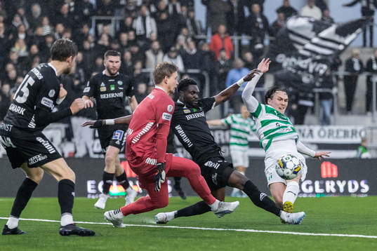 Västerås SKs Miguel Sandberg mot Örebros målvakt
