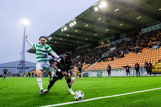 Västerås SKs Miguel Sandberg och Örebros Nasiru Moro i
