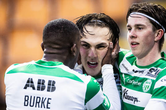 Västerås Miguel Sandberg (m) jublar med Jaheem Burke (v)