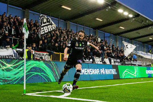 Örebros Kevin Walker med en hörna