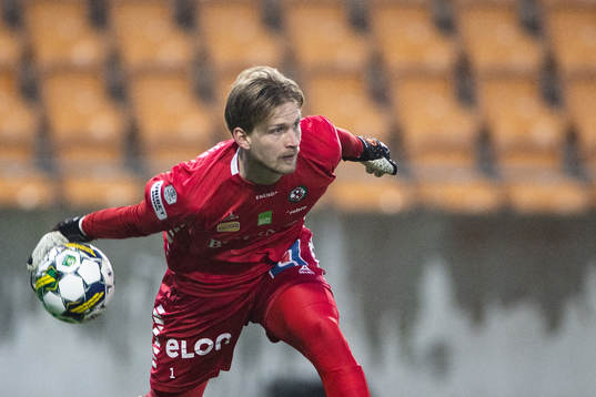 uÖrebros målvakt William Eskelinen nder fotbollsmatchen i