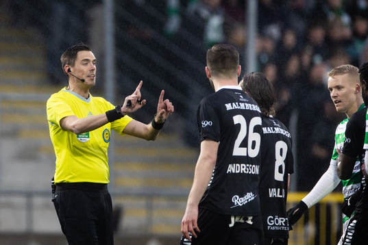 Domare Magnus Lindgren i diskussion med Örebros Kevin
