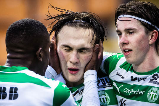 Västerås SKs Miguel Sandberg (m) jublar med Jaheem Burke