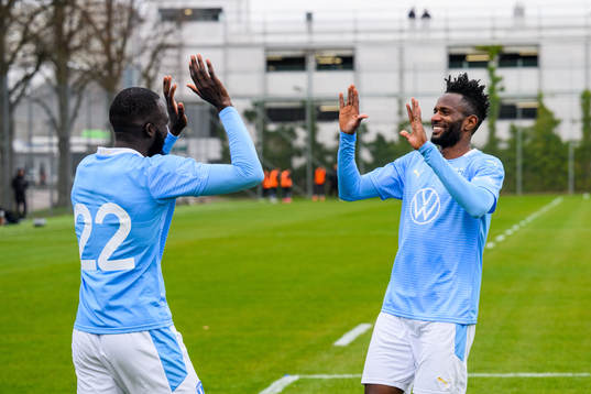 Malmö FFs Mahamé Siby jublar med Emmanuel Addoquaye