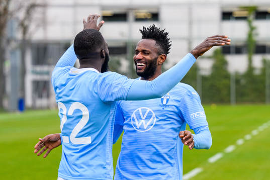 Malmö FFs Mahamé Siby jublar med Emmanuel Addoquaye