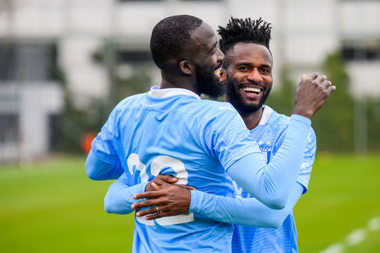 Malmö FFs Mahamé Siby jublar med Emmanuel Addoquaye