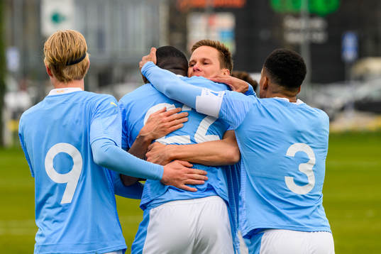 Malmö FFs Mahamé Siby kramas om av Niklas Moisander