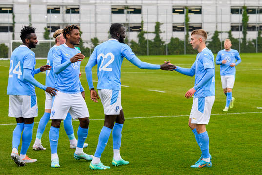 Malmö FFs Mahamé Siby jublar med lagkamraterna