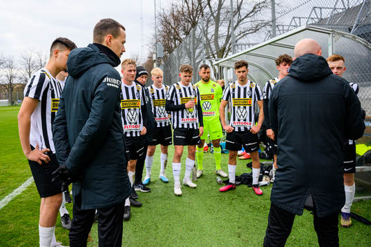 Landskronas spelare samlas runt tränare Max Mölder