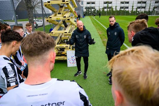 Landskronas spelare samlas runt tränare Max Mölder