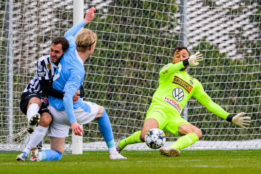 Landskronas Alexander Tkacz och målvakt Amr Kaddoura