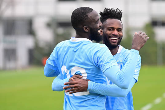 Malmö FFs Mahamé Siby jublar med Emmanuel Addoquaye