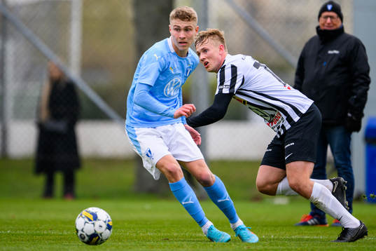 Malmö FFs Hugo Bolin och Landskronas Alexander Tkacz