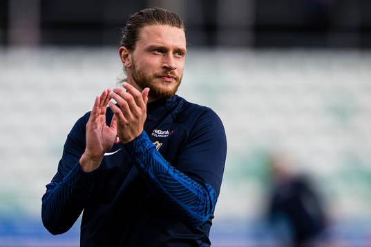 Kasper Waarts Thenza Høgh of Stabæk warms up